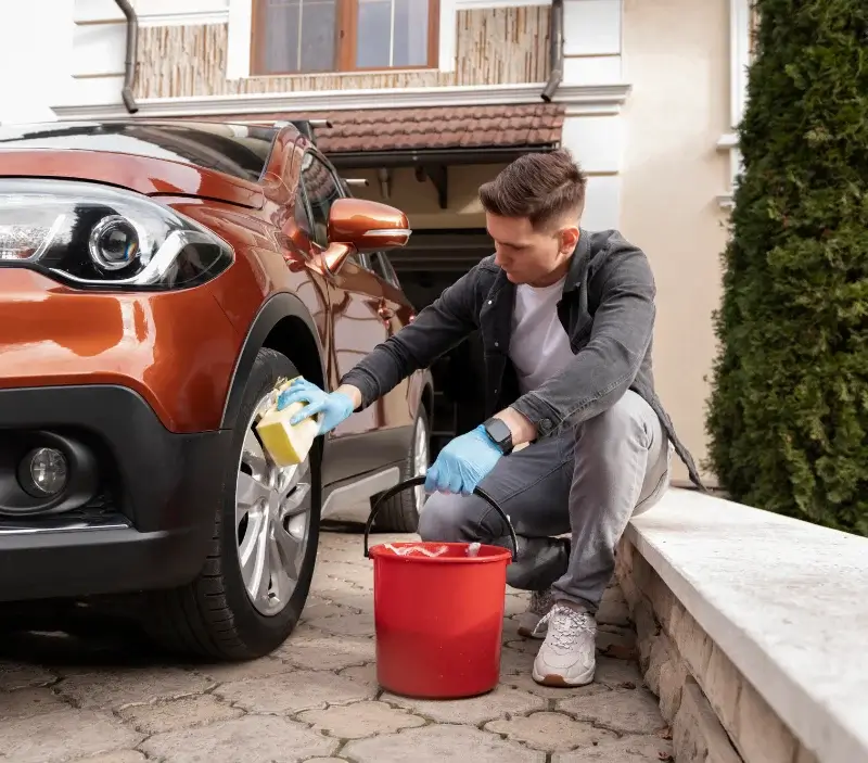 Lavage auto à domicile Frugières-le-Pin : professionnel intervenant sur un véhicule